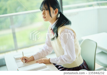 高中女生們正努力準備考試 135948232