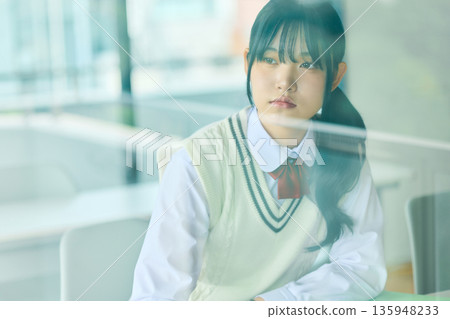 高中女生們正努力準備考試 135948233