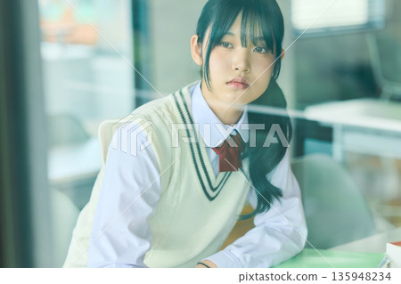 高中女生們正努力準備考試 135948234