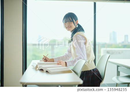 高中女生們正努力準備考試 135948235