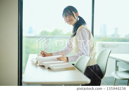 高中女生們正努力準備考試 135948236