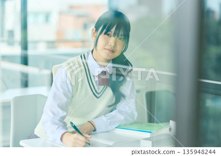 高中女生們正努力準備考試 135948244
