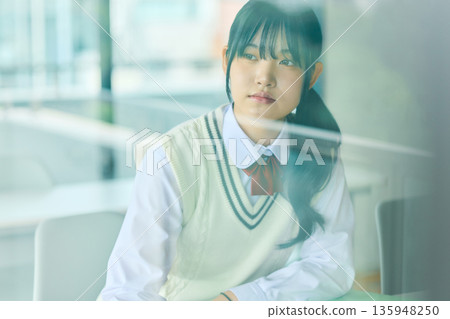 高中女生們正努力準備考試 高中女生們正努力準備考試 135948250