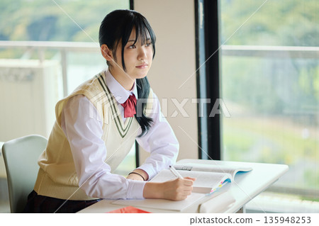 高中女生們正努力準備考試 高中女生們正努力準備考試 135948253