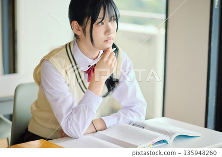 高中女生們正努力準備考試 135948260
