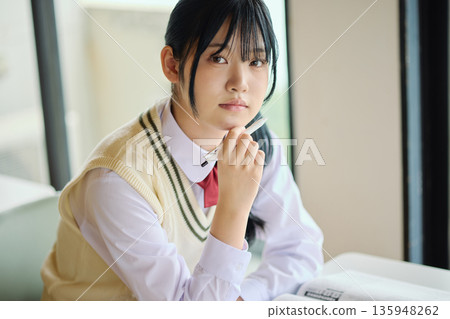 高中女生們正努力準備考試 135948262