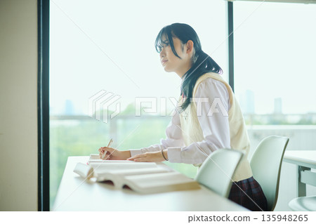 高中女生們正努力準備考試 135948265