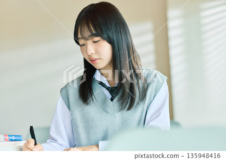 女學生上課 女學生上課 135948416