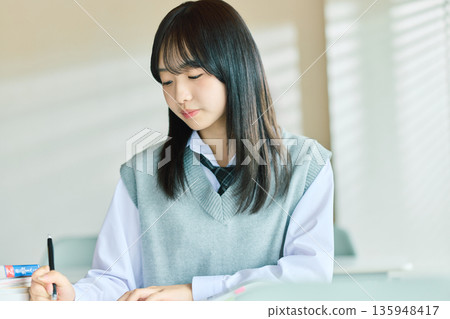 女學生上課 135948417