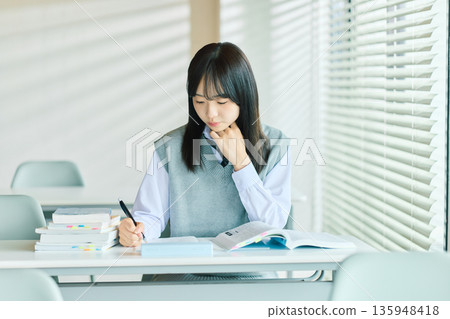 女學生上課 女學生上課 135948418