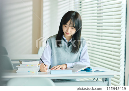 女學生上課 女學生上課 135948419