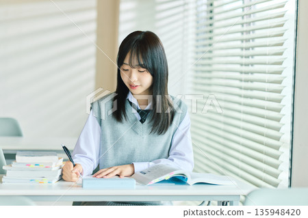 女學生上課 女學生上課 135948420