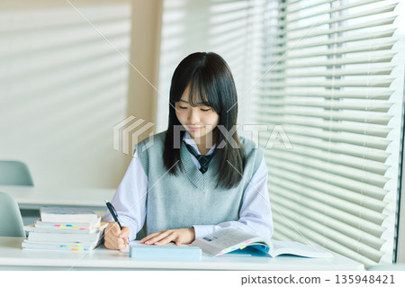 女學生上課 女學生上課 135948421