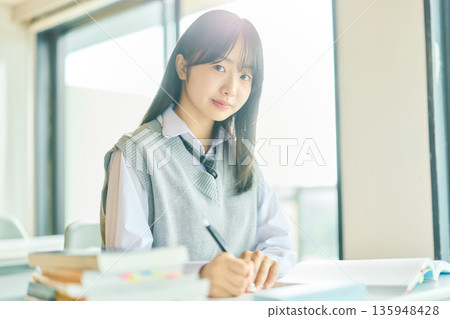 女學生上課 135948428