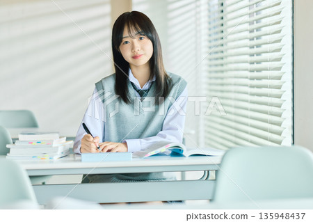女學生上課 135948437