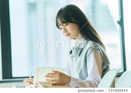 女學生上課 女學生上課 135948443