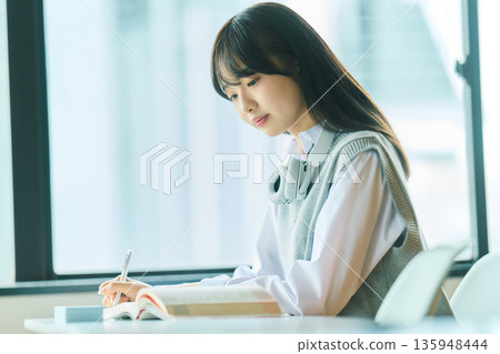 女學生上課 女學生上課 135948444