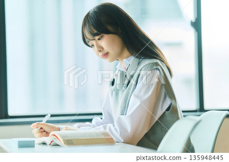 女學生上課 女學生上課 135948445