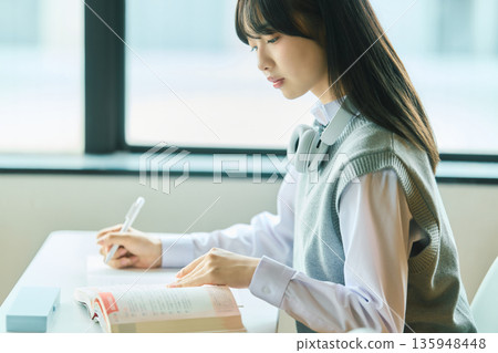 女學生上課 女學生上課 135948448