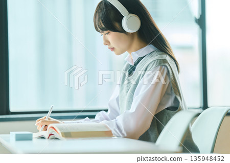 女學生上課 135948452