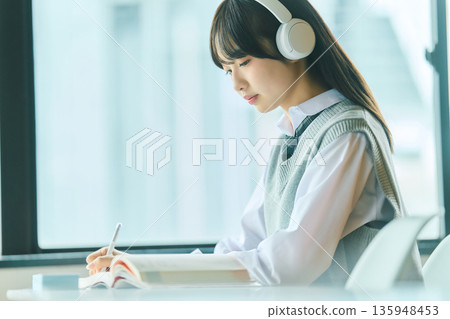 女學生上課 女學生上課 135948453