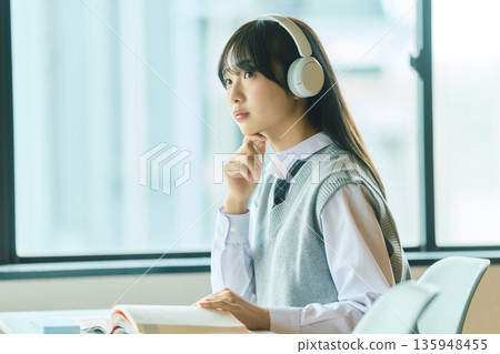 女學生上課 女學生上課 135948455