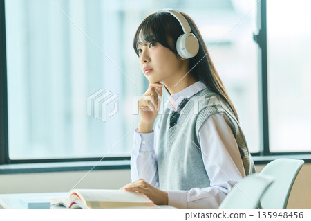 女學生上課 女學生上課 135948456