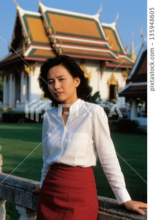 亚洲女性于泰式建筑前倚靠留影 135948605
