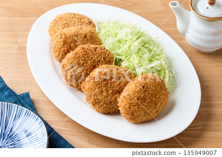 一盤馬鈴薯丸子 一盤馬鈴薯丸子 135949007