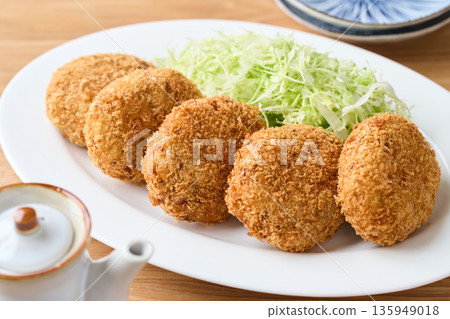 一盤馬鈴薯丸子 一盤馬鈴薯丸子 135949018