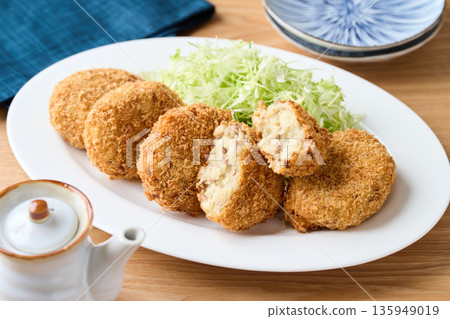 一盤馬鈴薯丸子 一盤馬鈴薯丸子 135949019