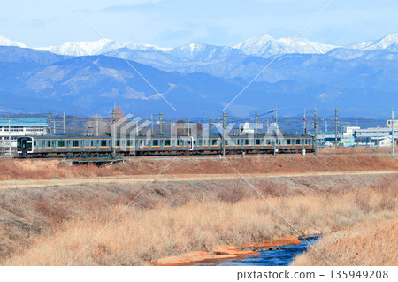 E131系列列車抬頭望向白雪皚皚的那須山脈。 E131系列列車抬頭望向白雪皚皚的那須山脈。 135949208