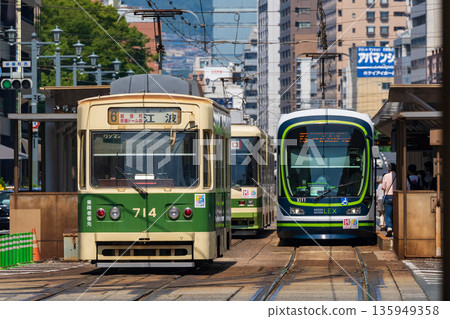 【電車】廣島電氣鐵路電車,行駛於廣島市中心 【電車】廣島電氣鐵路電車,行駛於廣島市中心 135949358