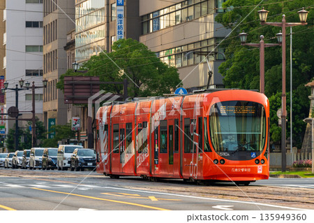 【電車】廣島電氣鐵路電車，行駛於廣島市中心 135949360