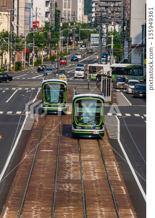 【電車】廣島電氣鐵路電車，行駛於廣島市中心 135949361