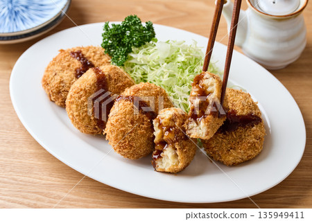 馬鈴薯丸子配醬汁 135949411