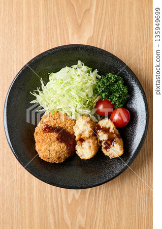 馬鈴薯丸子配醬汁 135949699