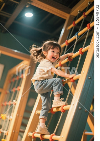 小女孩攀爬室内游乐设施 135949732
