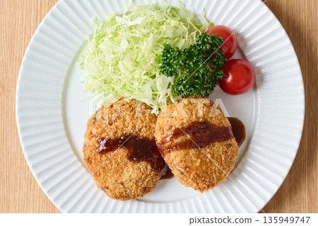 馬鈴薯丸子配醬汁 馬鈴薯丸子配醬汁 135949747