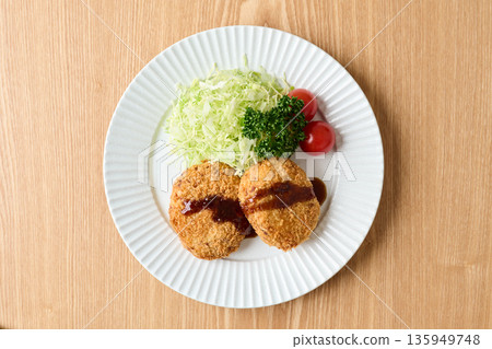 馬鈴薯丸子配醬汁 馬鈴薯丸子配醬汁 135949748