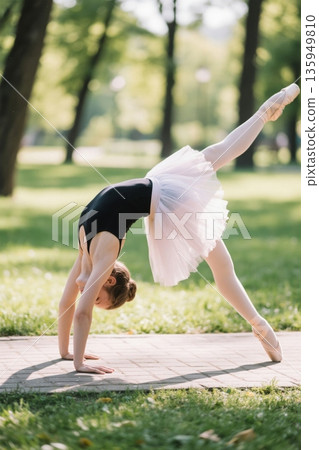 户外芭蕾舞女舞者舞蹈姿势 135949810