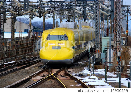 The happy yellow Shinkansen train heads to Maibara Station... Tokaido Shinkansen Doctor Yellow "923 Series" The happy yellow Shinkansen train heads to Maibara Station... Tokaido Shinkansen Doctor Yellow "923 Series" 135950399