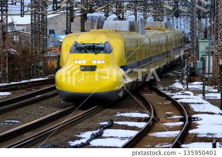 The happy yellow Shinkansen train heads to Maibara Station... Tokaido Shinkansen Doctor Yellow "923 Series" 135950401