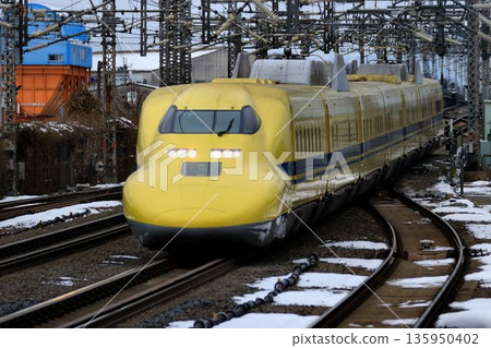 The happy yellow Shinkansen train heads to Maibara Station... Tokaido Shinkansen Doctor Yellow "923 Series" 135950402