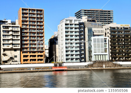 View of the right bank of the Sumida River between Ryogoku Bridge and Kuramae Bridge (Taito Ward, Tokyo) [January 2026] 135950506