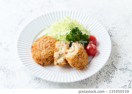 一盤馬鈴薯丸子 一盤馬鈴薯丸子 135950539