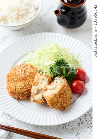 一盤馬鈴薯丸子 135950542