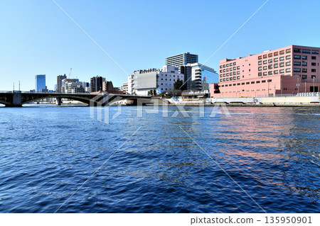 從上游方向眺望鞍前橋（西）地區（東京台東區）[2026年1月] 135950901