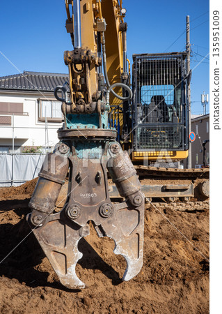 配備混凝土破碎機的重型機械 配備混凝土破碎機的重型機械 135951009