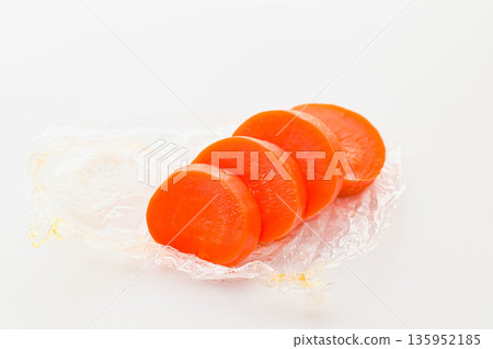 Carrot slices after microwave heating Carrot slices after microwave heating 135952185